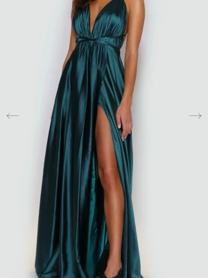 Mörkgrön balklänning i satin - Superfina mörkgröna balklänning i satin. Den är endast använd en gång och är i fint skick. Ny pris är 2500kr. 