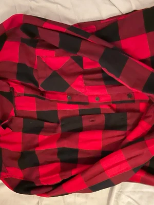 Rödsvart rutig skjorta - Röd- och svartrutig skjorta från H&M i storlek 32.