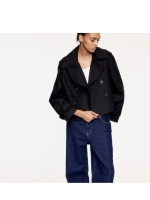 H&M trenchcoat - Trenchcoat i storlek M men passar mig som har S har endast använt den 1 gång då jag har en annan som jag använder ❤️