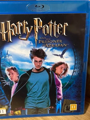 Harry Potter och Fången från Azkaban Blu-ray - Blu-ray-utgåva av Harry Potter och Fången från Azkaban med omslag i blå plast. Filmen är på svenska och engelska, och innehåller specialfunktioner som borttagna scener och bakom kulisserna-material. Perfekt för fans av fantasy och magi.