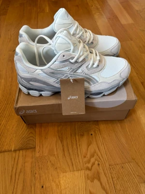 Asics gel Nyc Milk white - 43,5 - Saljer ett par helt nya Asics gel nyc i storlek 43,5 , skorna passar tyvärr inte mig.