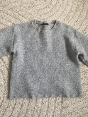 Stickad tröja  - Stickad tröja ifrån bikbok, den har sminkfläckar men de är borta nu eftersom jag tvättar den! Den är i superfint skick💕