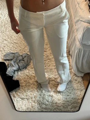 Kostymbycor - Jättefina kostymbyxor från Bikbok! (Jag har sytt in dom lite). Lite missfärgningar längst ner men inget man tänker på! Jag är 164 cm🥰❤️