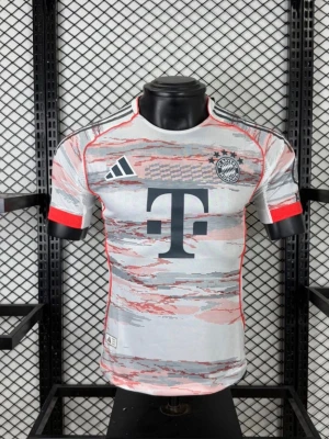 Bayern München matchtröja Adidas - Snygg Bayern München matchtröja från Adidas i vitt med grå och röda mönster. Tröjan har korta ärmar, rund hals och klubbmärke samt Adidas-logga på bröstet. Stora T-loggan på magen. Perfekt för fotbollsträning eller support.  Finns i olika storlekar!!! Pris kan diskuteras!!!