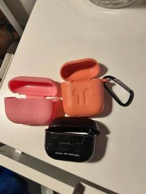 Fodral till AirPods i olika färger - Till vanliga AirPods och AirPods Pro 