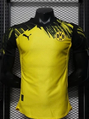Borussia Dortmund matchtröja Puma - Snygg gul Borussia Dortmund matchtröja från Puma med svart grafiskt mönster på axlar och ärmar. Tröjan har klubbens logga på bröstet och är tillverkad i ett lätt och ventilerande material, perfekt för fotbollsträning eller match.  Finns i olika storlekar!!! Pris kan diskuteras!!!