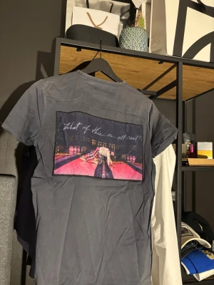 Limitato T-shirt - Säljer nu denna limitato T-shirt då den blivit för liten. Tröjan är gjord i samarbete med riocam och är tillverkad i väldigt len bomull. Enda defekten är ett knappt synligt hål på sista bilden, Orginal Box medföljer