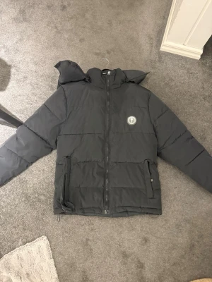 Trapstar Jacka - Hej! Säljer nu min trapstar jacka då den är för liten och lite smått trasig, lite tråkigt är vänstra fickan som gått sönder, dragkedjan (trapstar symbolen) sitter lite löst, säljes extremt billigt pga detta