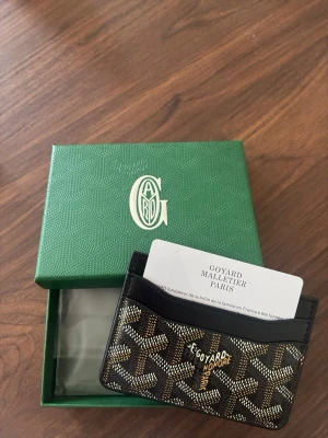 Plånbok Läder  - Riktigt fet svart plånbok i läder, kvaliten är 10/10 och skicket är 10/10. 