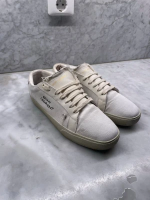 Saint laurent skor - Säljer dessa feta saint laurent skor i storlek 42, dem passar till alla outfits och är perfekt nu inför våren och sommaren! OBS finns en liten fläck i hälen men inget som syns när skorna är på. Hör av er om mer frågor eller annat( byten kan vara ett alternativ men beror på vad)✌🏻🔥