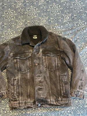 Svart jeansjacka med teddykrage Zara - För mer information eller bilder så är det bara o skriva