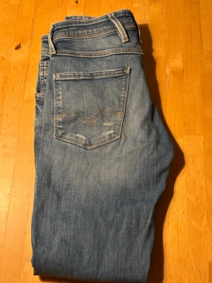 replay jeans 28/32 - säljer ett par replay jeans nu, skicket är bra men har tecken på användning. nypris på jeansen är 1299kr från zalando, jag säljer dom för ENDAST 250kr