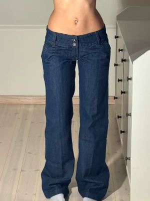 Lågmidjade bootcut jeans  - Midjemått: 39cm. Innerbenslängd: 83cm. (Storlek 30.) Kolla in min profil, följ för fler plagg🙌