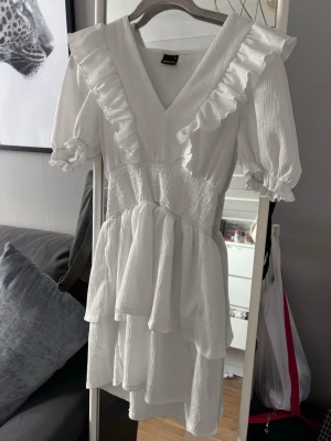 Vit klänning - Superfin vit klänning perfekt till studenten eller skolavslutning. Storlek xs och enbart använd en gång, skriv för fler bilder🤍