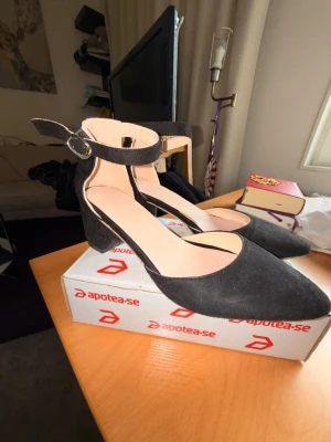 Svarta klackar med blockklack - Skitsnygga svarta lite lägre klackar som passar både till vardags och till fest🖤lite nötta på insidan men inget som syns, säljer då de e för stora för mig🖤 24,5cm långa, 5,5cm höga
