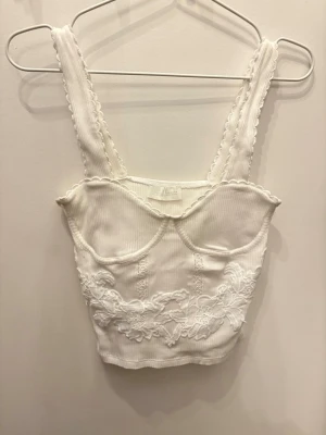 Linne från Zara  - Gulligt linne från Zara. Aldrig använt. Legat i garderoben, därav skrynkligt.