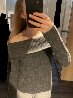 Grå off shoulder stickad tröja – mysig & varm (H&M) - Mysig, mjuk och tjock grå off shoulder-stickad tröja från H&M💕Knappt använd och har mest hängt i garderoben, så den är i mycket bra skick och nästan som ny. Varm och perfekt för kallare väder. En enkel basic stickad tröja som passar till typ allt. Storlek XS men skulle säga att det passar mer som en S, då den är lite ”oversized” (större än vanligtvis).   Nypris: 499 kr. Öppen för bud och skickar snabbt📦 Vid frågor eller funderingar, hör gärna av dig🫶🏼🫶🏼