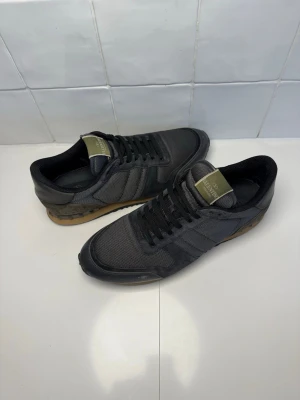 Valentino rock runners  - Valentino rock runners. Storlek 44. Bra skick. Bara att höra av sig till oss vid minsta funderingar😁