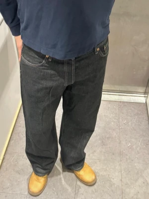 Svarta loose weekday sphere - Säljer ett par svarta loose jeans. Hör av er för frågor!