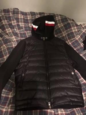 Moncler cardigan med reflex  - Snygg svart cardigan med reflex huva. Storlek S. Bra skick och snörena följer med