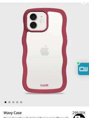 Wavy mobilskal röd från Holdit iPhone 12 - iPhone 12. Snyggt mobilskal från Holdit med vågig design och transparent baksida. Skalets kanter är i en djup röd färg som ger ett unikt och trendigt utseende. Passar perfekt för dig som vill ha ett skal som sticker ut och skyddar mobilen utan att dölja dess originaldesign.