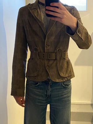 Italian vintage jacket  - Så unik och snygg vintage jacka som är perfekt nu till våren! Köpt på Napoli Centrale i stockholm. Figursydd i midjan och med ett snyggt bälte som även går att ta av om man skulle vilja det. Lapparna är tyvärr borta men sitter typ som en M skulle jag säga💕Skulle gissa att materialet är 100% bomull.