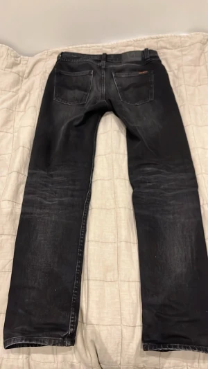 Svarta jeans från Nudie Jeans - Snygga svarta jeans från Nudie Jeans i modellen solid ollie. Dem har börjat få lite snygga fades och honeycombs osv men de är inte dry eller selvage. Storleken är 28/30, måtten är 39cm i midjan och 97cm i längd. Pris kan diskuteras 