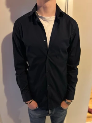 Mörkblå skjorta  - Stilren mörkblå skjorta från Riley i S. Toppenskick! Passar perfekt för finare tillfällen! 🔥😁