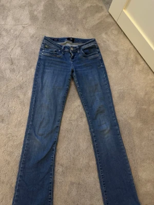 ltb valerie jeans - säljer dessa as snygga ltb jeans. säljer pågrund av att dem är för små. storleken är w25 och längd l34 . dessa jeans kan piffa upp en helt vanlig t shirt. perfekt till våren o sommaren 