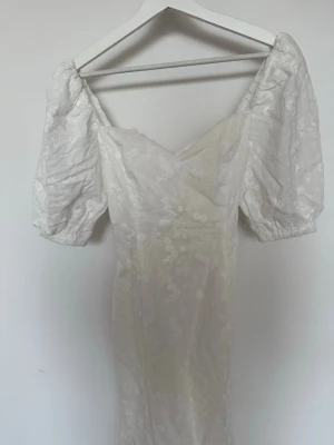 Vercelli dress  - Helt ny klänning från Adoore. Normal i storleken. Supersöt till sommaren! Nypris 1595 kr.