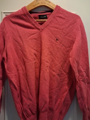 R primär stickad tr balances från Park Lane - Säljer en röd use stickad tröja från Park Lane med V-ringning och diskret logga på bröstet. Tröjan har långa ärmar och ribbade mud own soppa vid ärmslut och nederkant. Perfekt för dig som vill ha en enkel men snygg stickad tröja.