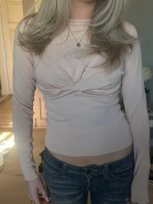 Snygg topp med twistad detalj  - Jätte snygg trendig långärmad topp med twistad detalj, från gamal Zara kollektion. tight passform som framhäver figuren med mycket stretch. Färgen är lite mer rosa korall än vad som syns, så skriv för fler bilder!!💕