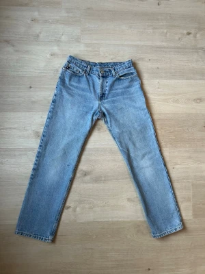 Blåa Ralph Lauren Regular Fit Jeans W29 - Fina Ralph Lauren Jeans i blå färg. Jeansen är i mycket bra skick och sparsamt använda. |  Äkta som allt annat jag säljer! ✅ |  Storlek: W29 | Skick: Mycket Bra Skick men liten fläck - (SE SISTA BILD) | Färg: Blå | Märke: Ralph Lauren | Modell: Jeans |  Hör gärna av dig vid frågor så svarar jag så fort jag kan! 😁|   (Sku - 34)