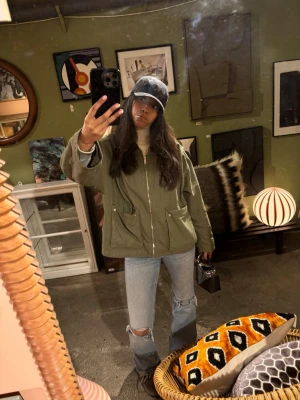 Short cargo jacka - Köptse för 700kr inga tecken på användning 💕 jätte fin perfekt för våren. Sitter oversized så det är perfekt.(är öppen för att ta ner pris)