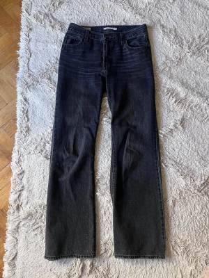 Levi's Baggy Bootcut jeans grå - Säljer ett par svarta Levi's Premium Baggy Bootcut jeans i storlek 26. Jeansen har en rak och lite lösare passform med klassiska fem fickor och bälteshällor. Tillverkade i slitstark denim med en cool tvättad look.