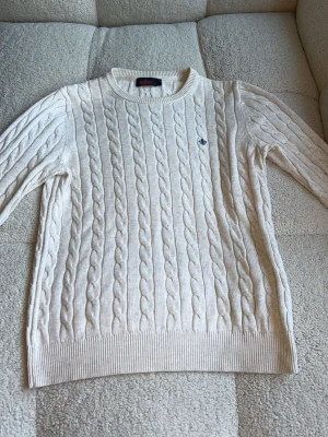 Kabelstickad tröja Morris  - Hej! Säljer den här fina stickade tröjan från Morris i ett kabelstickat mönster då den inte längre kommer till användning. Fint skick, nytvättad och kommer från ett djurfritt hem. Inga fläckar (som jag iallafall kan se) finns. Storlek S och passar mig som är 175 och bredaxlad, gränsen är nog 180. Hör av dig vid frågor!