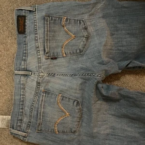 Low waist Levi's jeans  - Har inga mått därav låga priset.             250 vid snabbt köp Vintage Levi's jeans I bra skick. Bootcut 