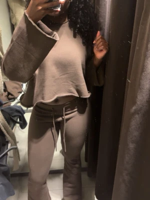 Zara mjukis set  - Jättefint Zara set som jag bara har haft på mig en gång. (Nyskick) Perfekt för chill dagar hemma eller när du vill vara bekväm men ändå snygg.