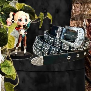 Fint vintagebälte från Solo! - Fint vintagebälte i läder med snygga metalldekorationer av hög kvalitet. L: 115 cm (90-105 innersta till yttersta hålet) B: 2 cm. Köpt på Solo (tror jag) tidigt 2000-tal. Fantastiskt skick!