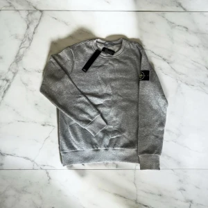 Grå Stone Island tröja - Grå Stone Island tröja i storlek S. Helt ny oanvänt.