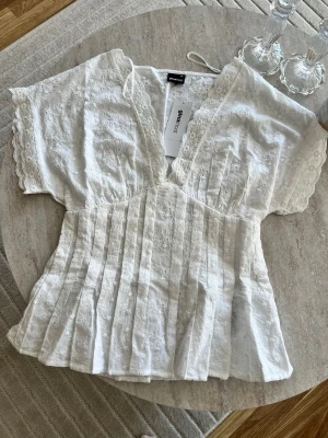 pleated top - Supersöt slutsåld tröja från Gina Tricot i storlek XS. 100% bomull!
