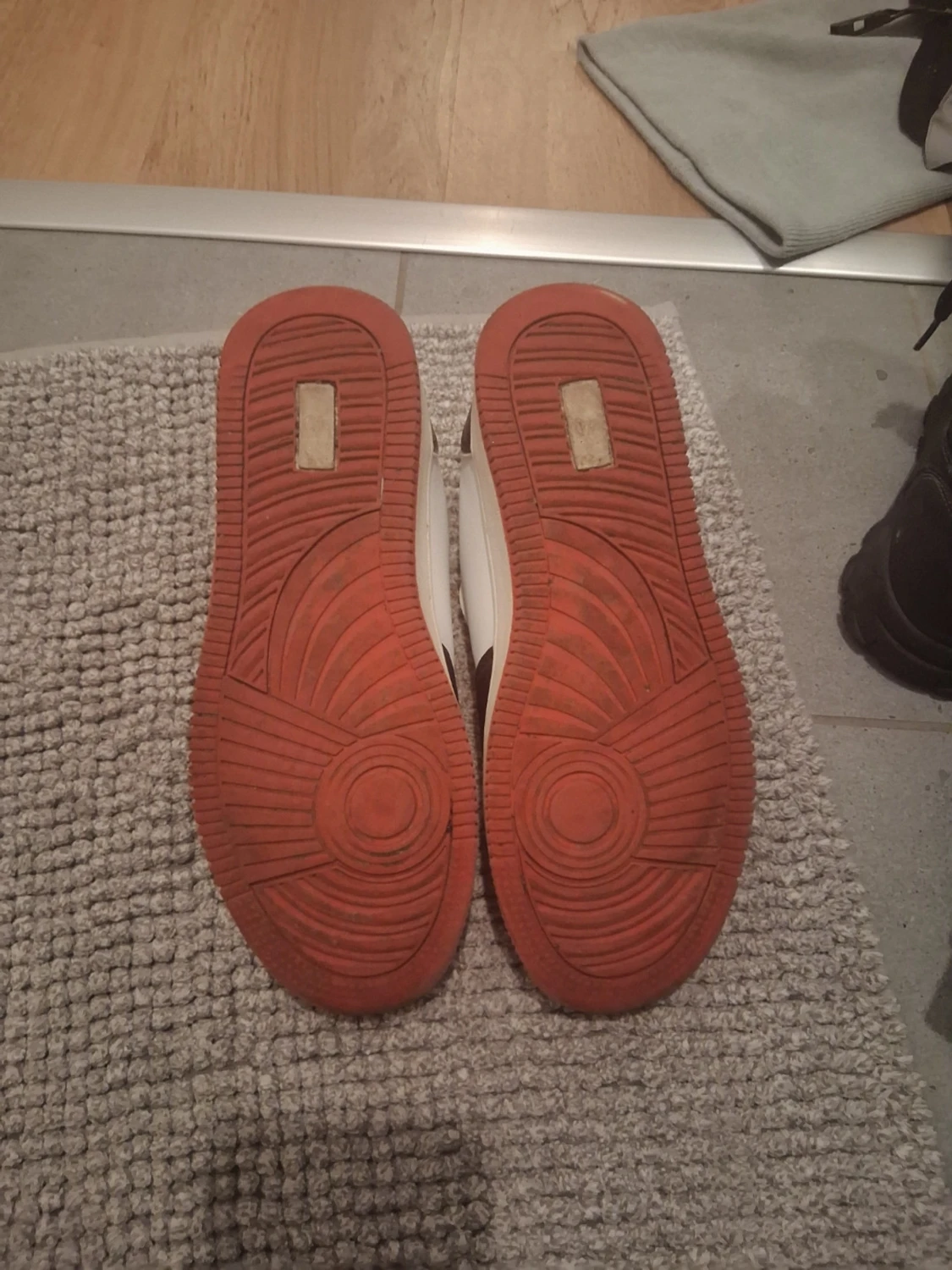 Svarta och vita sneakers med röd sula - 2