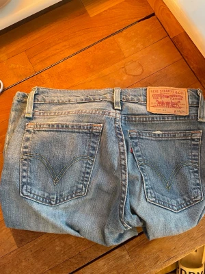 Lågmidjade levi’s jeans  - Super snygga Levi’s jeans. OBS det är äkta! 