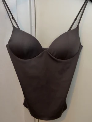 Zara topp - Viral Zara topp i grå som är helt oanvänd med lapp kvar. Slutsåld på hemsidan. Strl S! Perfekt som fest topp