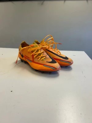 Nike phantom gt AG Elite  - Nike phantom gt i kanon skick. En sko som börjar bli svår att få tag på! Endast provspelade med vi 2 tillfällen, tyvärr är dom försmå för mig. Hör av er om ni har frågor!