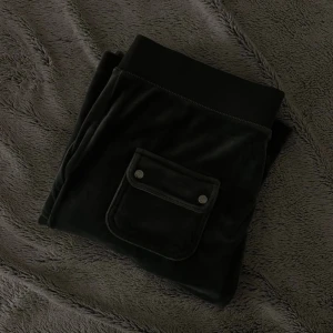 Juicy couture byxor - mörkgröna - Använd en gång. Köptes i samband med en kofta som finns uppe på mitt konto. Säljer då jag har köpt helt fel storlek och har glömt bort helt om att returnera. Om flera frågor eller diskutera pris kan du gärna skriva till mig! :)