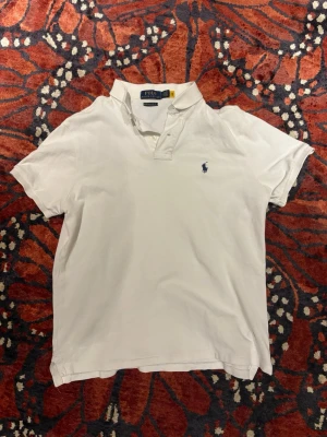 Vit pikétröja / tenniströja från Polo Ralph Lauren - Klassisk vit pikétröja / tenniströja / polotröja från Polo Ralph Lauren. Modellen är custom slim fit i storlek S. Skick 8/10. Tveka inte att höra av er vid frågor!