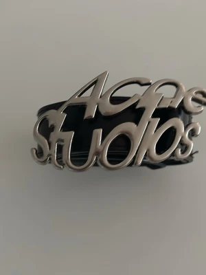 Acne Studios Bälte - Snyggt svart skärp från Acne Studios, väldigt bra skick och knappt använt, fråga på vid minsta undring!👍