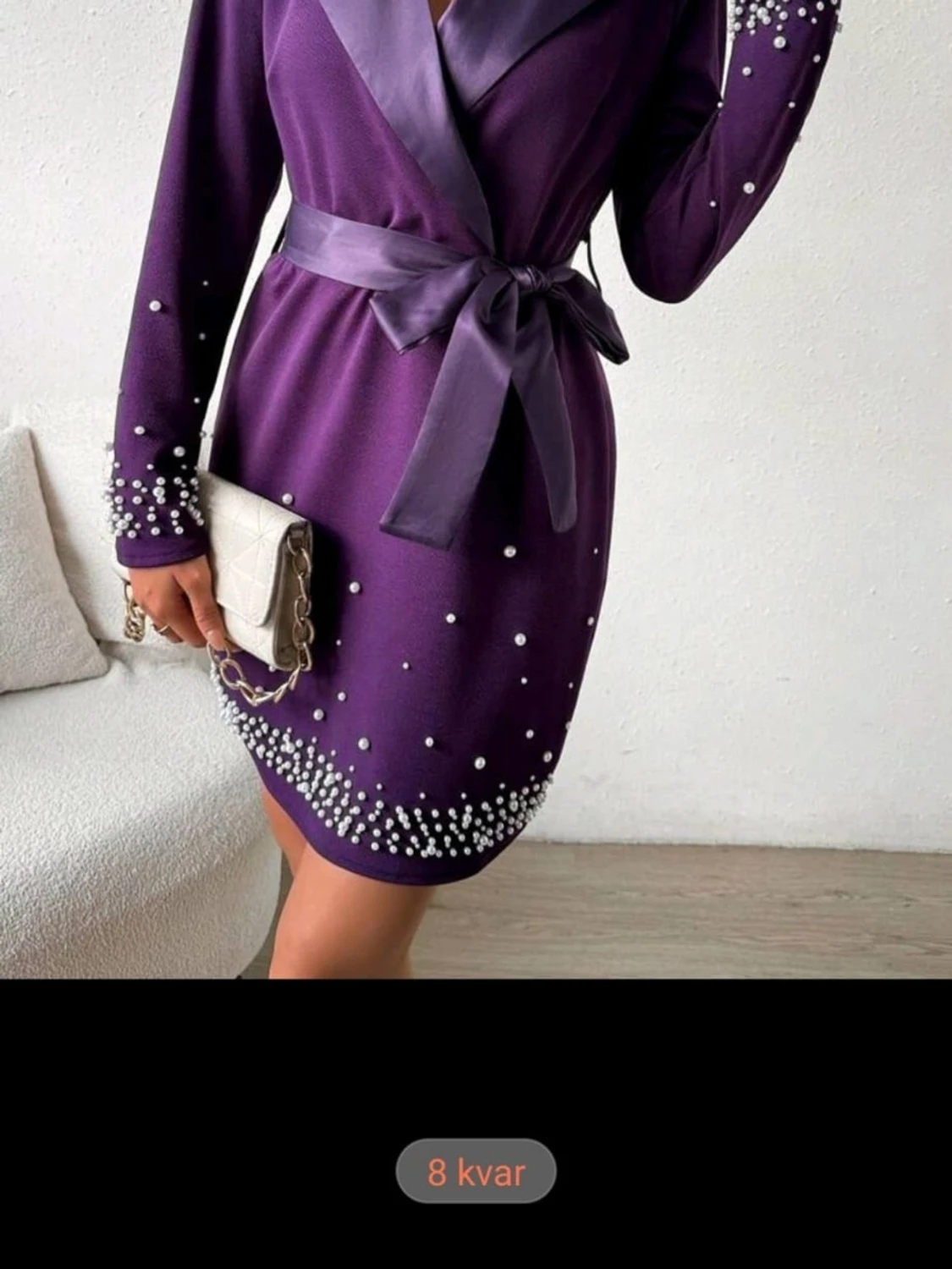 Lila klänning med pärldetaljer