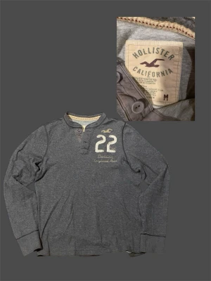 Grå långärmad tröja Hollister - Mörkgrå långärmad tröja från Hollister. Skick 8/10. Bara höra av dig vid funderingar😁 